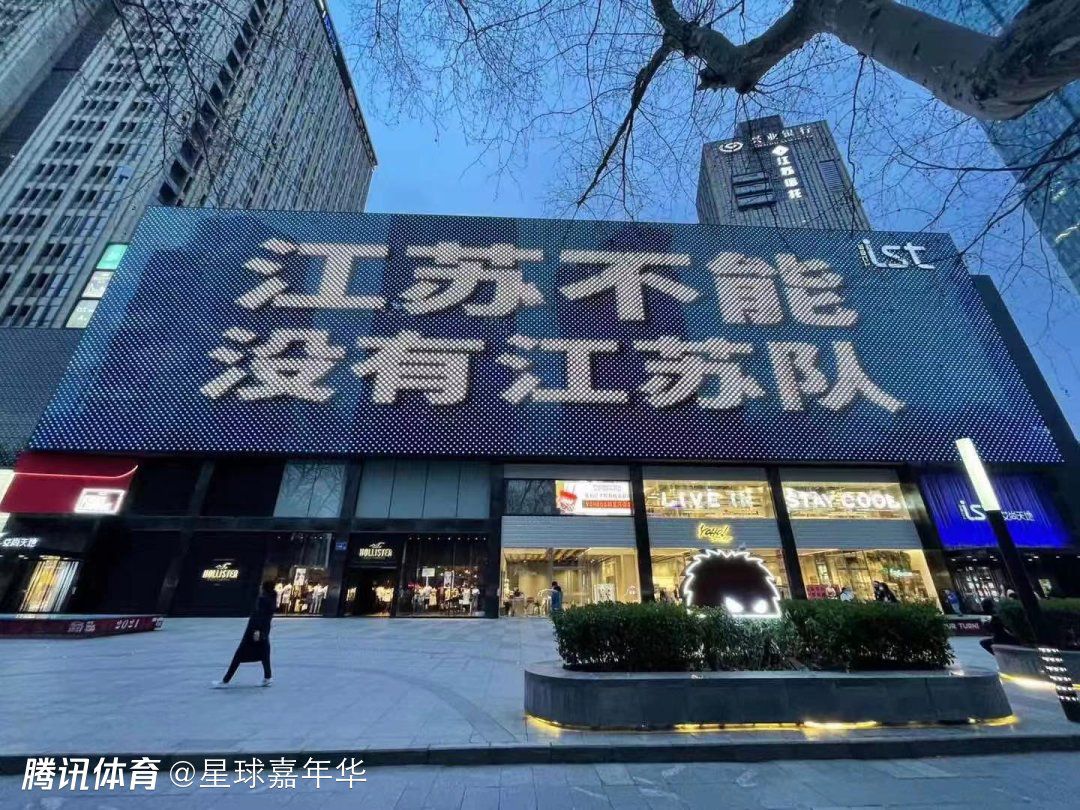 记者奥恩斯坦在节目中谈到了阿森纳冬窗的转会动向，他表示拉姆斯代尔是待售人选之一，阿森纳可能要等到明年夏天才会引进前锋。